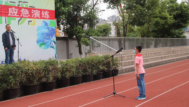 向学校领导报告